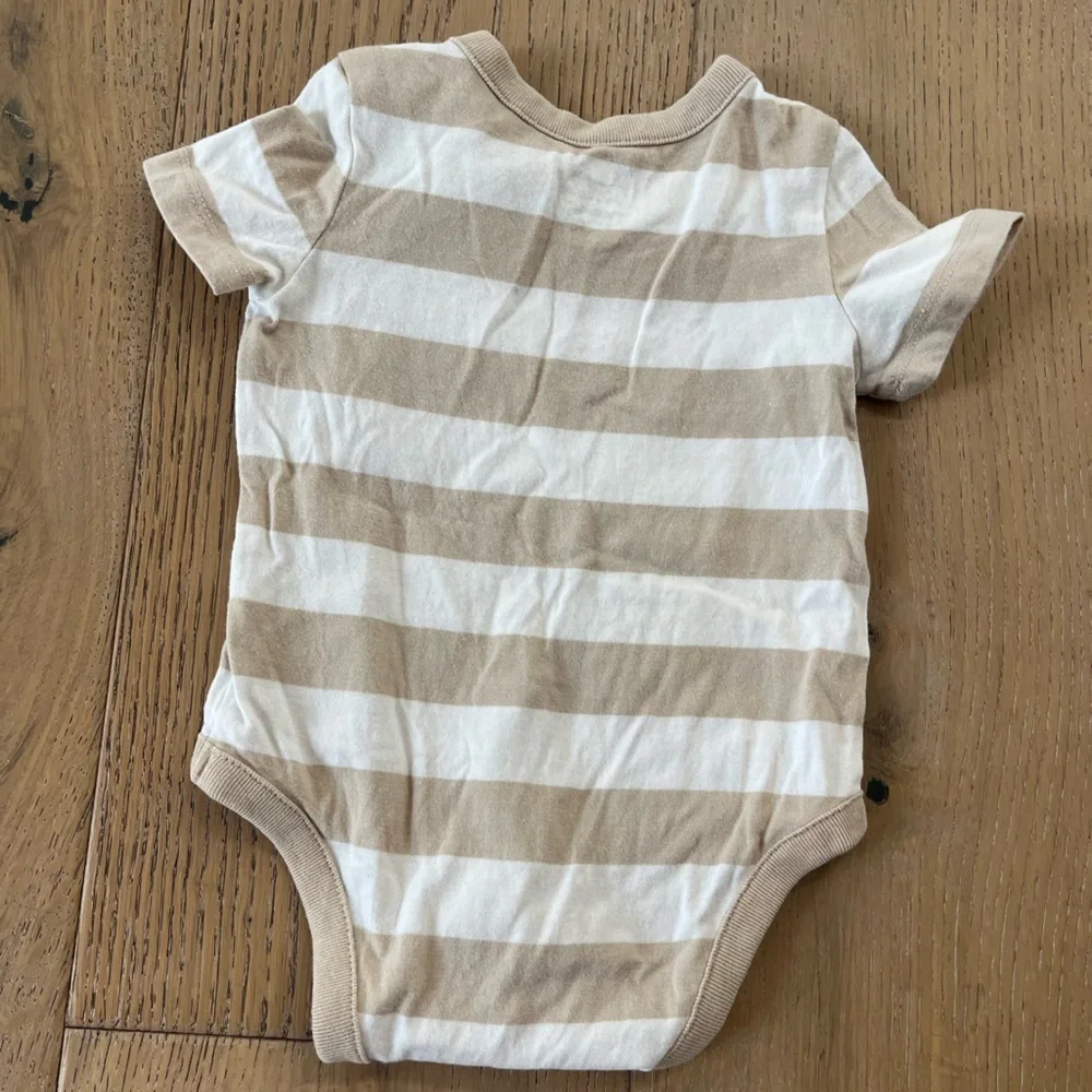 Baby Gap 0-3 month Onsie short sleeve branan bear Tan Stripe Blue Ribbed Neutral